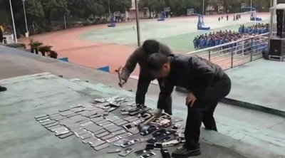 Çində məktəblilərin telefonları nümayişkaranə şəkildə sındırıldı - VİDEO