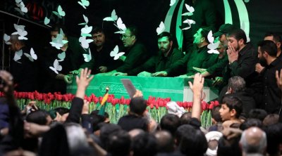 İran Xameneinin dəfn mərasiminə qatılanları qeyri-adi hədiyyələrlə TƏƏCCÜBLƏNDİRDİ