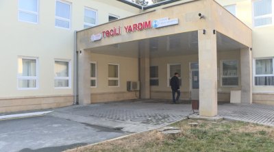 Qaxda minik avtomobili qaz xəttinə çırpılaraq aşdı