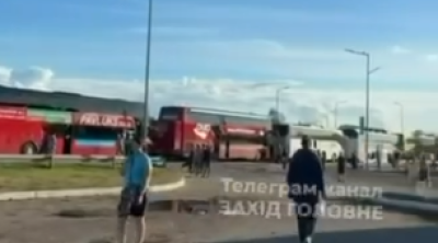 Ukrayna-Polşa sərhədində kilometrlərlə növbə: Gözləmə müddəti 13 saata çatıb - VİDEO