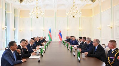 İlham Əliyevin Slovakiya Prezidenti ilə geniş tərkibdə görüşü keçirildi – FOTO