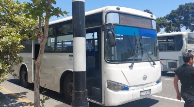 Bakıda nasaz avtobus qəza şəraiti yaratdı - Sürücü sərnişinləri təhqir etdi - VİDEO