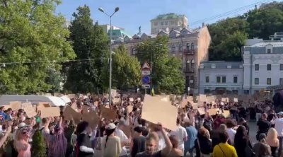 Müdafiə nazirinin istefasından sonra Ukraynada kütləvi etiraz aksiyaları BAŞLADI &ndash; VİDEO