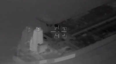 İran Hörmüz boğazında neft tankerinə hücum etdi - VİDEO