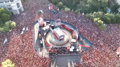 İynə atsan, yerə düşməz - Çempionlar belə qarşılandı – Video