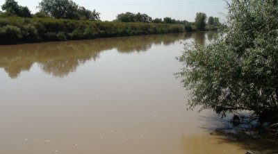 Yol kənarında alver edirdi &ndash; Avtomobilin zərbəsindən kanala düşdü