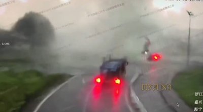 Çində tornado avtomobili havaya uçurdu &ndash; ANBAAN VİDEO