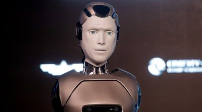 Nyu-York məktəbində humanoid robotun tətbiqi narazılıq yaradıb - FOTO
