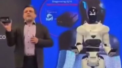Robot təqdimat zamanı qəfil yıxıldı &ndash; ANBAAN VİDEO