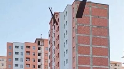 Bakıdakı küləkli havada təhlükəli anlar- VİDEO