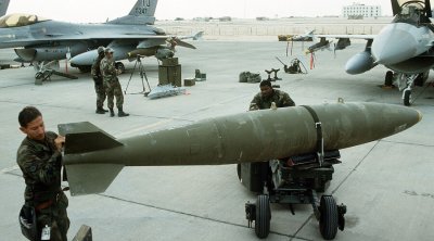 ABŞ İrana 900 kq-lıq bomba atdı &ndash; Bir ailə məhv oldu - VİDEO