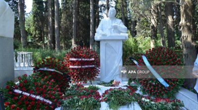 Xalq yazıçısı Elçinin qəbirüstü abidəsinin açılışı oldu