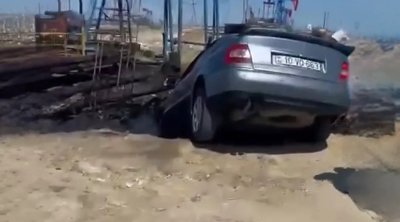 Suraxanıda avtomobil neft quyusuna aşdı - VİDEO