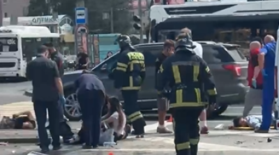 Rusiyada sürücü avtomobili piyadaların üzərinə sürdü: 8 yaralı var &ndash; VİDEO