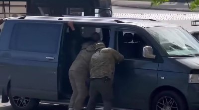 Ukraynada hərbi möhləti olan kişi işə gedərkən saxlanıldı