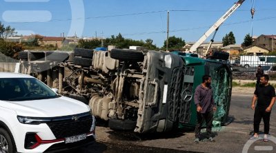 Bakıda TIR aşdı: Dizel yola dağıldı - VİDEO