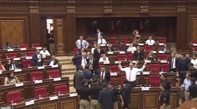Ermənistan parlamentində gərginlik: Deputat zaldan qovuldu - VİDEO