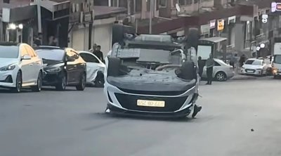 Bakıda sürücü idarəetməni itirdi: Avtomobil aşaraq tərsinə çevrildi - VİDEO
