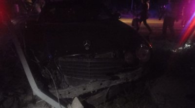 İmişlidə qəza: &ldquo;Mercedes&rdquo; piyadanı vurduqdan sonra işıq dirəyinə çırpıldı - FOTO