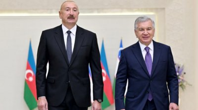 Şavkat Mirziyoyev İlham Əliyevi "Ali Dostluq Dərəcəsi" ordeni ilə təltif etdi - FOTO