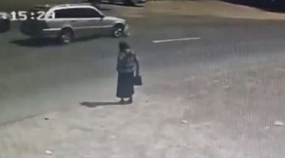 Anasının gözləri qarşısında maşın vurub öldürdü &ndash; Video