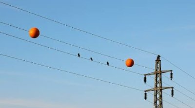 Elektrik xətlərinə bağlanan toplar nə üçündür?