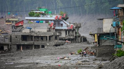 Nepalda möcüzə: 3 gün sonra dağıntılar altından 6 yaşlı qız sağ çıxarıldı - VİDEO
