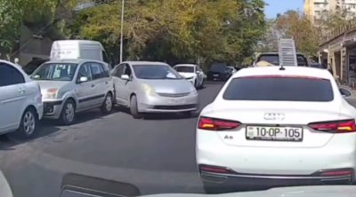 &ldquo;Prius&rdquo; manevr edərkən qəza törətdi, heç nə olmamış kimi yoluna davam etdi &ndash; VİDEO