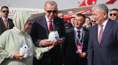 Ərdoğana da oyuncaq bəbir hədiyyəEDİLDİ