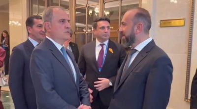 Ceyhun Bayramovla Mirzoyanın Bişkekdə ayaqüstü söhbəti &ndash; VİDEO