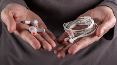 İnsanlar yenidən kabel qulaqlıqlara qayıdır: Səbəbi nədir?