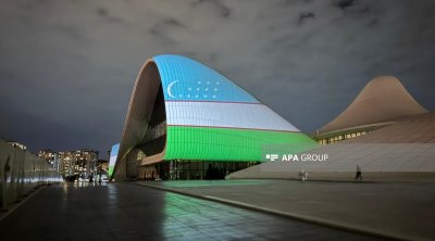 Heydər Əliyev Mərkəzi Özbəkistan bayrağının rəngləri ilə işıqlandırılıdı - FOTO