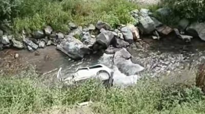 Kəlbəcərdə avtomobil yüksəklikdən aşaraq çaya düşdü - FOTO