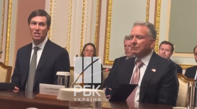 Zelenski Trampın elçilərinə "Kiyev rejimi" yazılmış köynəklər hədiyyə etdi - VİDEO