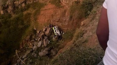 Avtobus dərəyə yuvarlandı - 22 ölü var