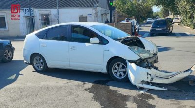 Gəncədə maşın mağazaya çırpıldı: Qadın sürücü xəsarət aldı &ndash; FOTO