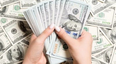 İş adamı sevgilisinə hədiyyə etdiyi 369 min dolları geri istədi