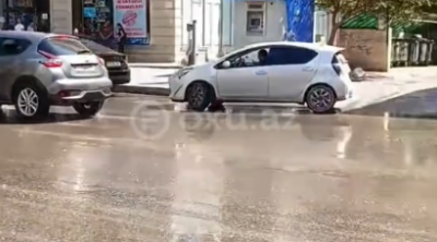 Bakıda kanalizasiya borusu partladı - VİDEO