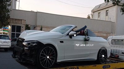 Toy karvanında gəlin maşını işıq dirəyinə çırpıldı