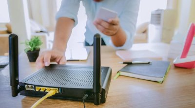Qadın Wi-Fi-ın işini yaxşılaşdırmaq üçün 20 üsul sınadı: Yalnız 6-sı işə yaradı