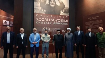 Konfrans iştirakçıları Xocalı Soyqırımı Memorialında