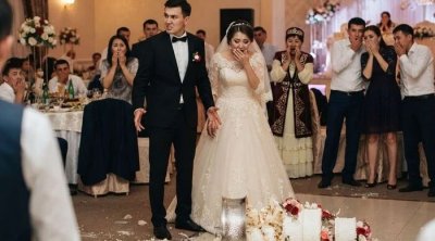 Toyda bəy əsəbləşərək tortu yerə çırpdı &ndash; VİDEO
