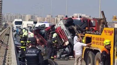 Bakı-Sumqayıt yolunda AĞIR QƏZA - TIR avtomobilin üzərinə aşdı - VİDEO