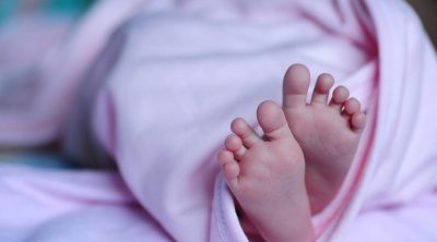 Naxçıvanda dəhşətli cinayət - Nənə yeni doğulan nəvəsini avtomobildə boğaraq öldürüb