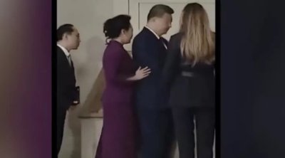 Həyat yoldaşı Çin prezidentini Trampın arvadına qısqandı - VİDEO
