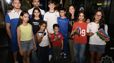 Dünya çempionatında uğur qazanan akrobatlar Vətənə qayıtdılar &ndash; FOTO