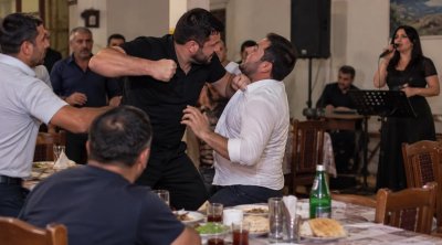 Bərdədə restoranda dava: Administrator müğənninin sevgilisini döydü - TƏFƏRRÜAT