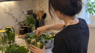 Turşu hazırlayarkən yıxıldı - Əlindəki bıçaqla xəsarət aldı