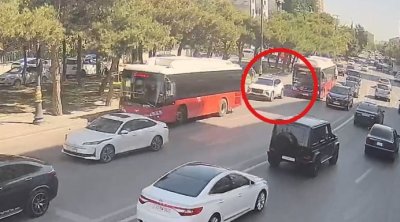 Avtobus zolaqlarına daxil olan sürücülər hərəkətə mane oldular &ndash; ANBAAN VİDEO
