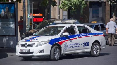Ermənistanda iki polis güllələndi